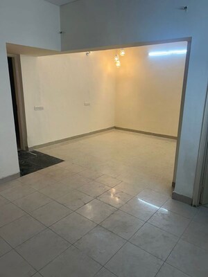 Room in 3 BHK Builder Floor at Unitech South City II, Sector 50 – for Rent