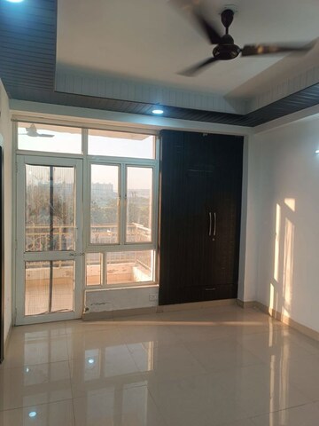 Room in 4 BHK Apartment at Amrapali Heartbeat City, Sector 107 – for Rent