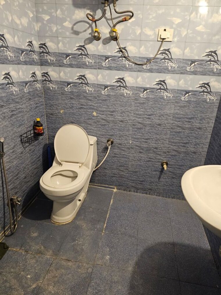 Bathroom, saket 2 Bedroom 126 Sq.Yd. Apartment In Saket Delhi 10014784