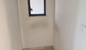 Room in 2 BHK Apartment at Peninsula Salsette 27, Byculla – for Rent