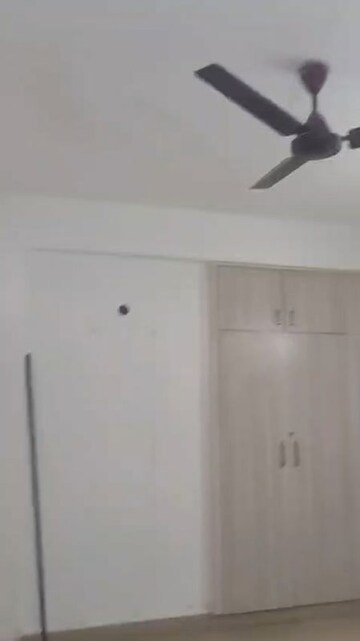 Room in 3 BHK Apartment at Supertech Cape Town, Sector 74 – for Rent