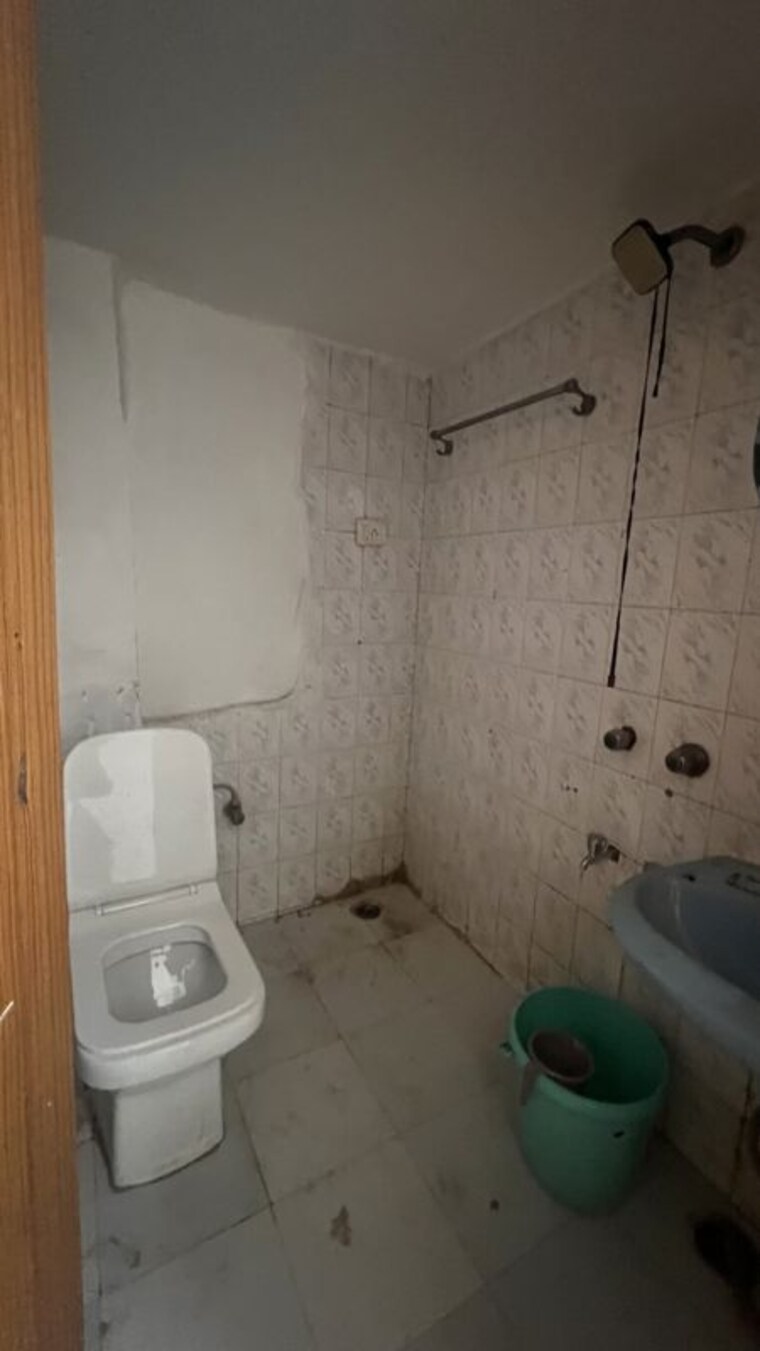 Bathroom, saket 1 RK 300 Sq.Ft. Apartment In Saket Delhi 10014902
