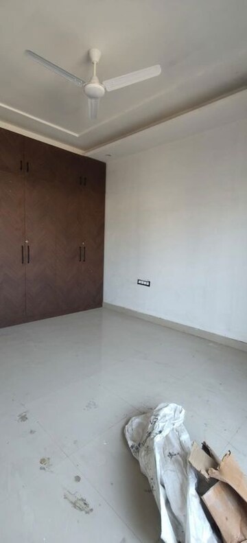 Room in 3 BHK Builder Floor at Ansal Plaza Sector-23, Sector 23 – for Rent