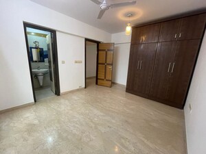 Room in 3 BHK Apartment at Bandra West – for Rent