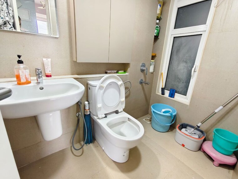 Attached Bathroom, lodha-amara 2 Bedroom 600 Sq.Ft. Apartment In Kolshet Road Thane 10015163