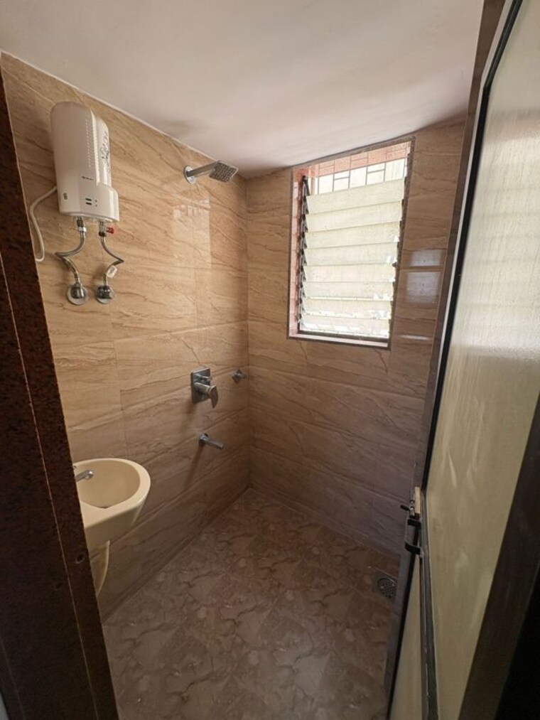 Bathroom, parel 1 Bedroom 450 Sq.Ft. Apartment In Parel Mumbai 10015304