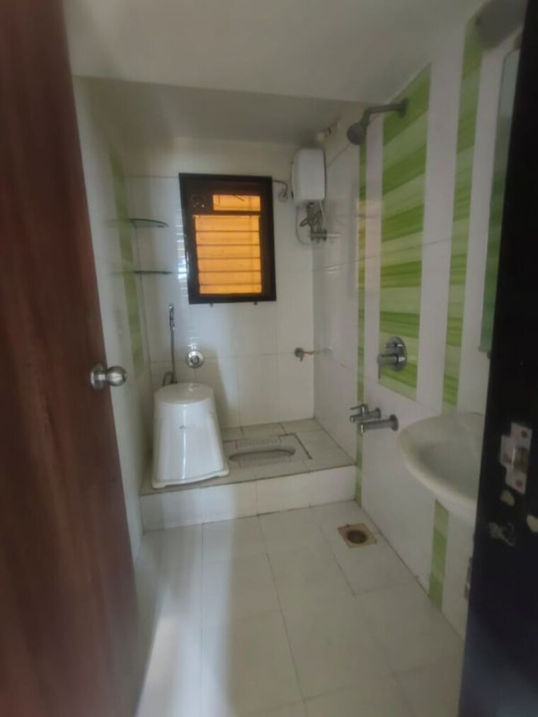Bathroom, om-sai-plaza 2 Bedroom 850 Sq.Ft. Apartment In Ghodbunder Road Thane 10015401