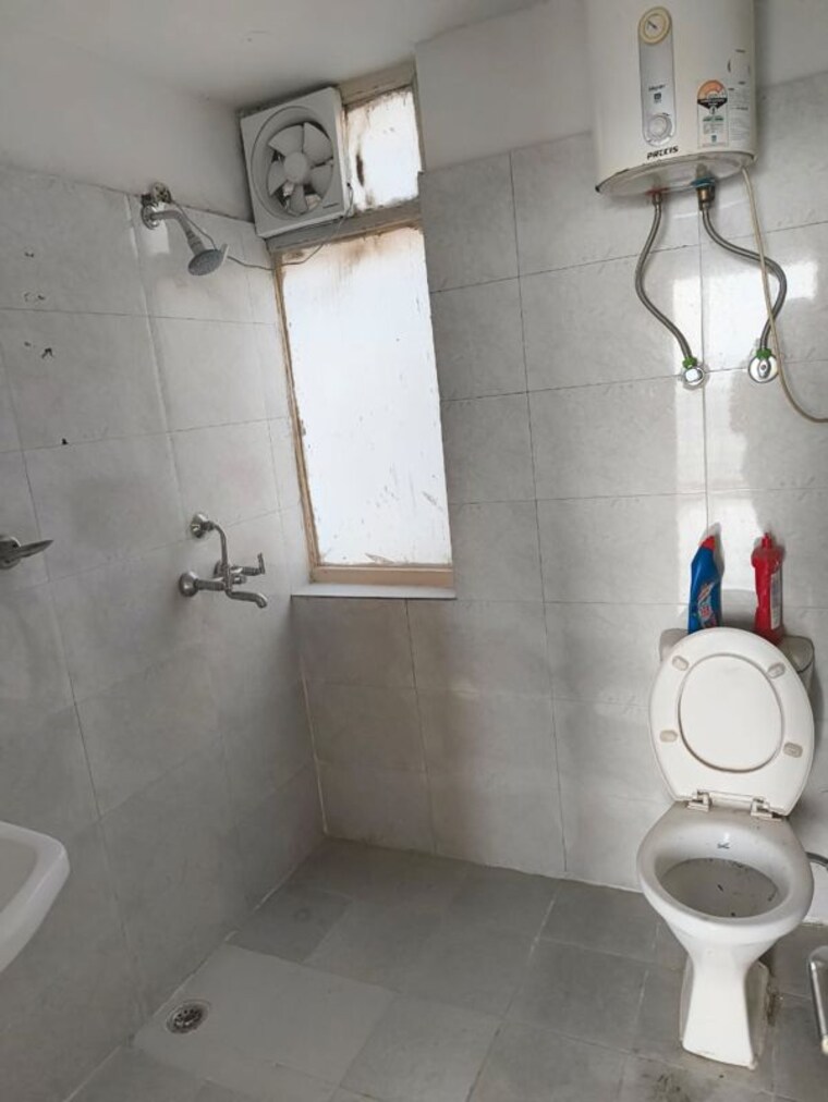 Bathroom, tulip-white 3 Bedroom 1326 Sq.Ft. Apartment In Sector 69 Gurgaon 10018357
