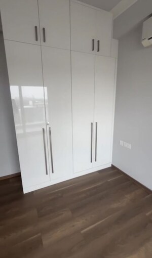 Room in 3 BHK Apartment at Central Park Flower Valley, Sohna Sector 33 – for Rent