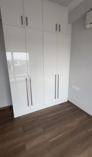 Room in 3 BHK Apartment at Central Park Flower Valley, Sohna Sector 33 – for Rent