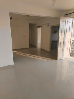 3 BHK + Servant Room Apartment For Rent in Tulip White