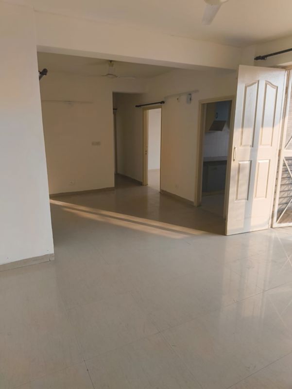 3 BHK + Servant Room Apartment For Rent in Tulip White