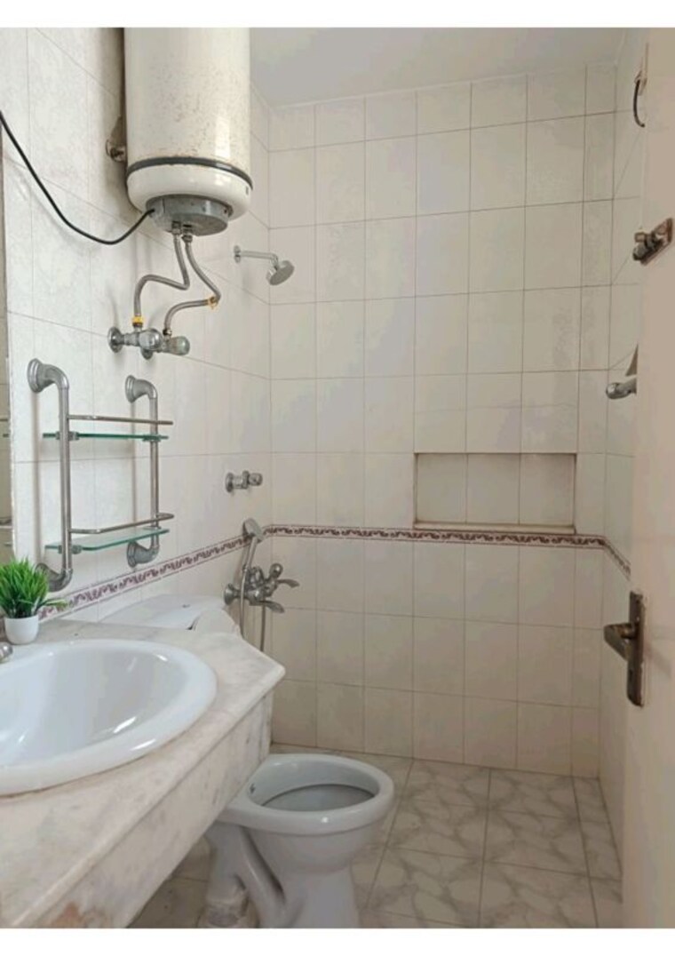 Bathroom, sector 46 3 Bedroom 2009 Sq.Ft. Builder Floor In Sector 46 Gurgaon 10018183