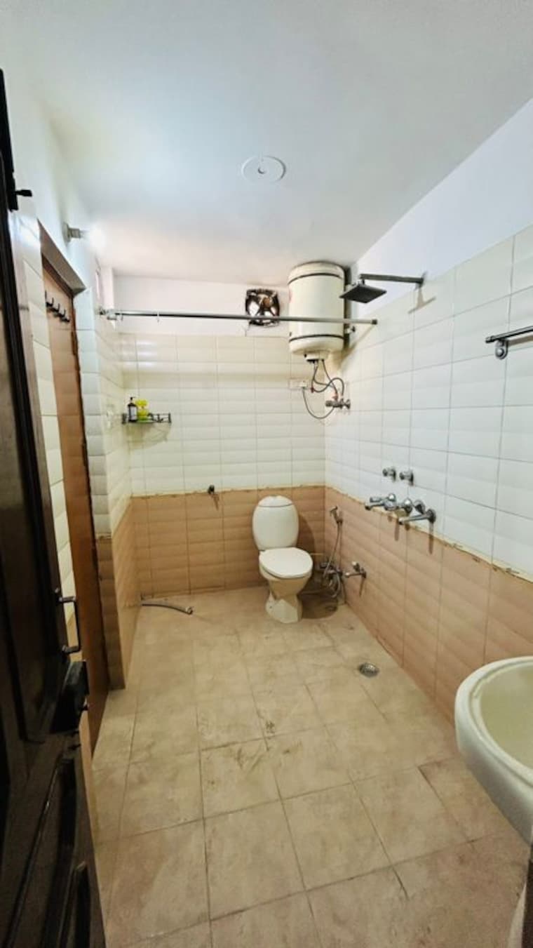 Bathroom, sector 23a 2 Bedroom 1131 Sq.Ft. Builder Floor In Sector 23a Gurgaon 10018418