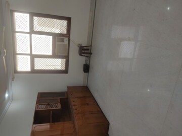 Room in 4 BHK Builder Floor at Navjeevan Vihar – for Rent