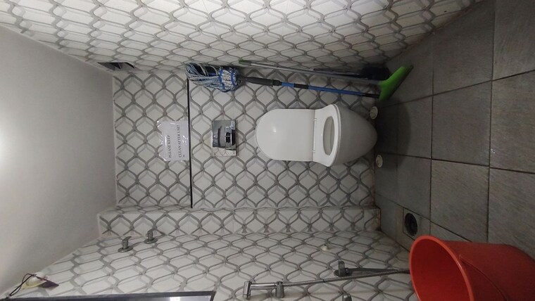 Bathroom, vashi-railway-station-commercial-complex Commercial Office Space 550 Sq.Ft. In Vashi Sector 30a Navi Mumbai 10018557