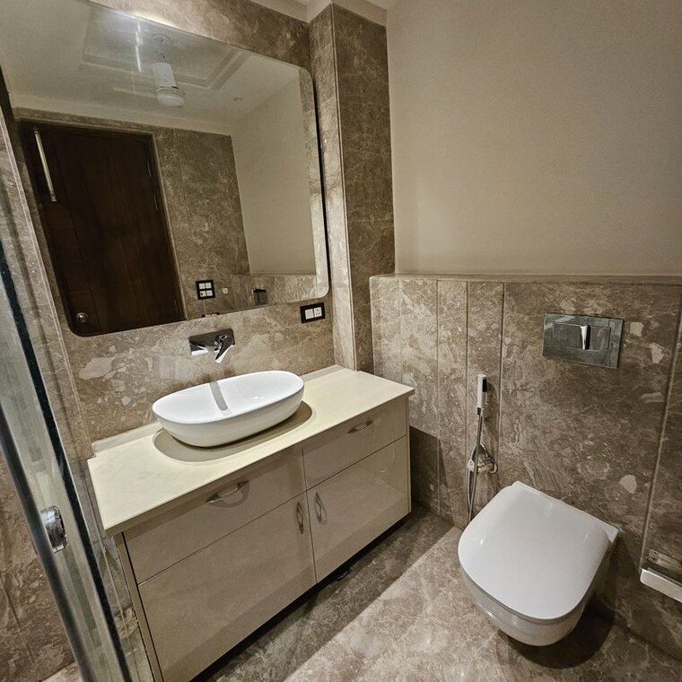 Bathroom, new rajinder nagar 3 Bedroom 200 Sq.Yd. Builder Floor In New Rajinder Nagar Delhi 9557948