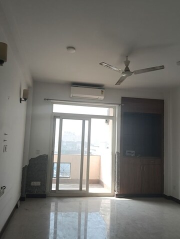 Room in 3.5 BHK Builder Floor at Vasant Apartments, Sector 13 – for Rent