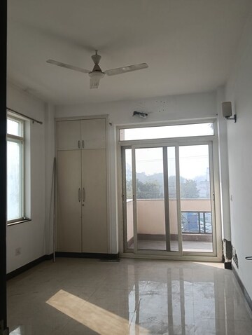 Room in 3.5 BHK Builder Floor at Vasant Apartments, Sector 13 – for Rent