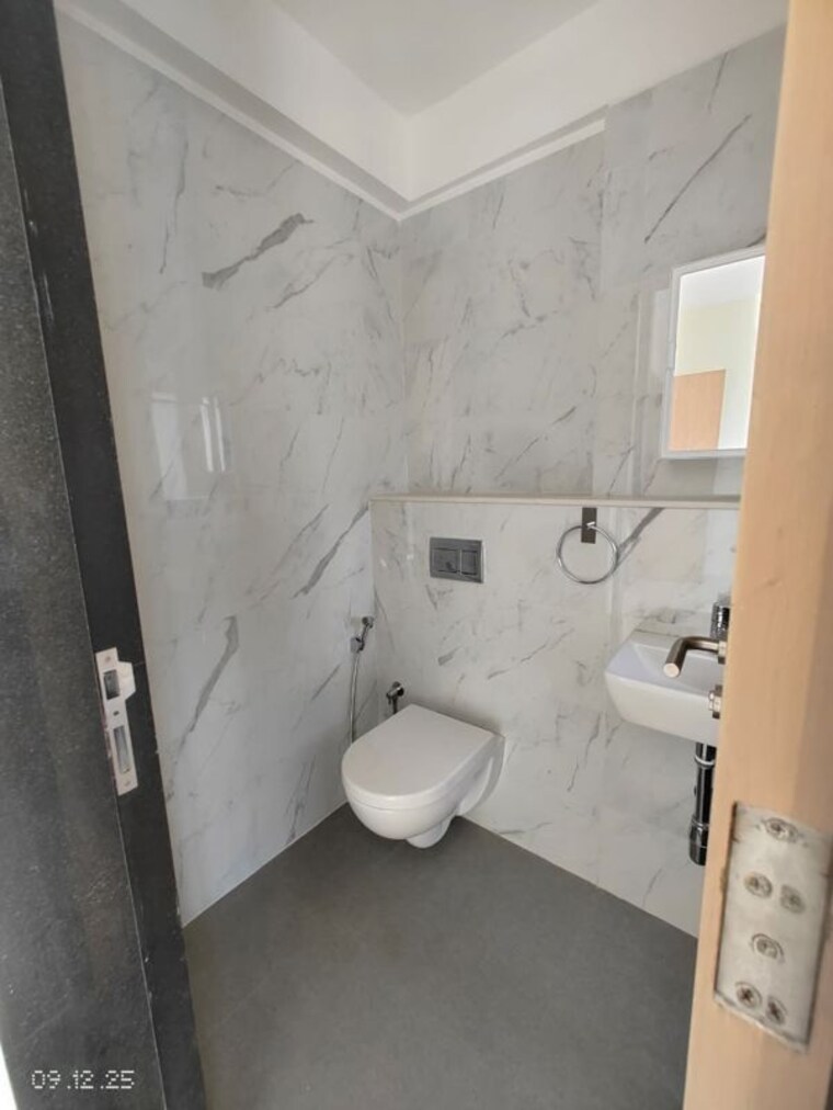 Bathroom, versova 3 Bedroom 1000 Sq.Ft. Apartment In Versova Mumbai 10019227