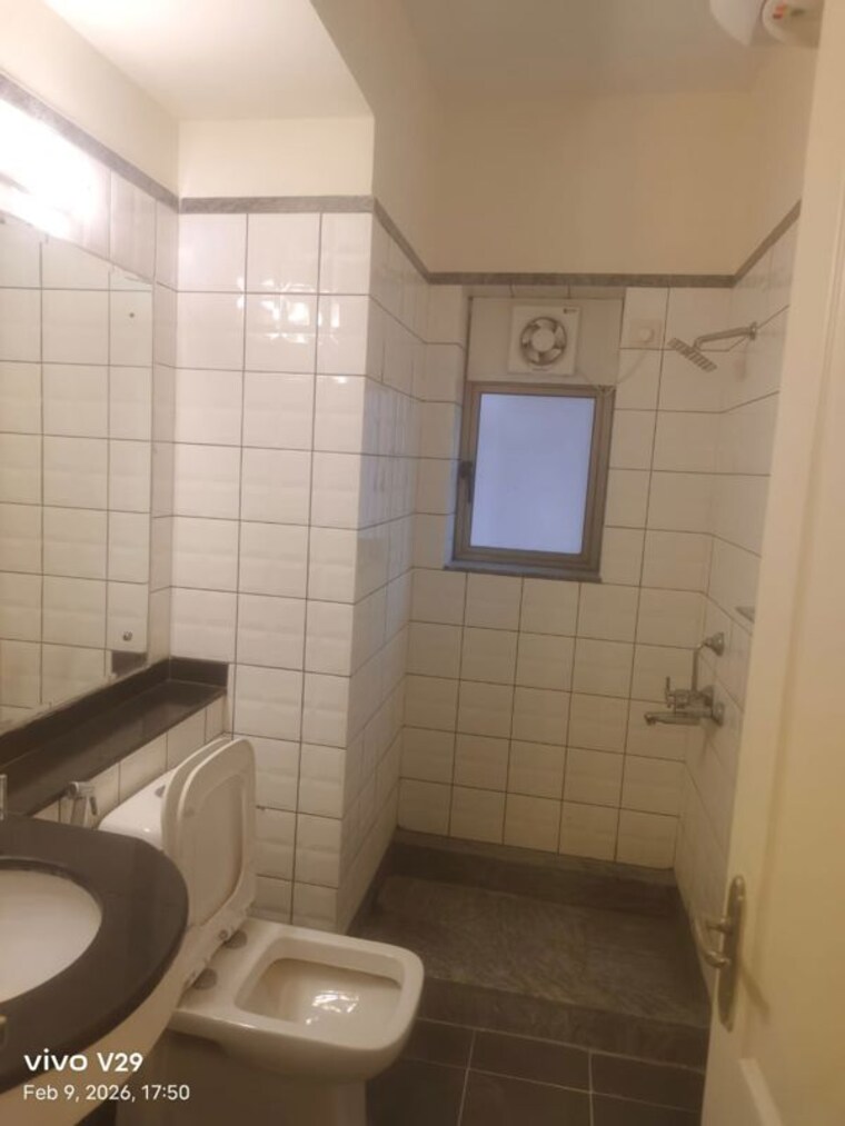 Bathroom, sushant lok i 3 Bedroom 230 Sq.Yd. Apartment In Sushant Lok I Gurgaon 10019331