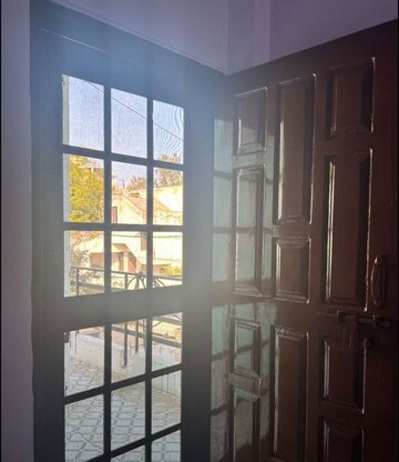 Room in 3 BHK Apartment at Hazratganj – for Rent