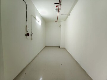 Room in 3 BHK Apartment at Transcon Triumph Tower, Andheri West – for Rent