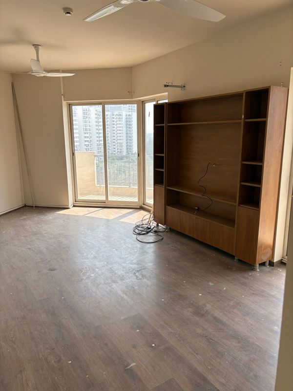 4 BHK + Servant Room,Extra Room 250 Sq.Yd. Builder Floor in DLF Garden City Independent Floors