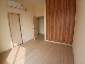 Room in 2 BHK Apartment at DLF Regency Park I, Dlf Phase iv – for Rent