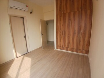 Room in 2 BHK Apartment at DLF Regency Park I, Dlf Phase iv – for Rent