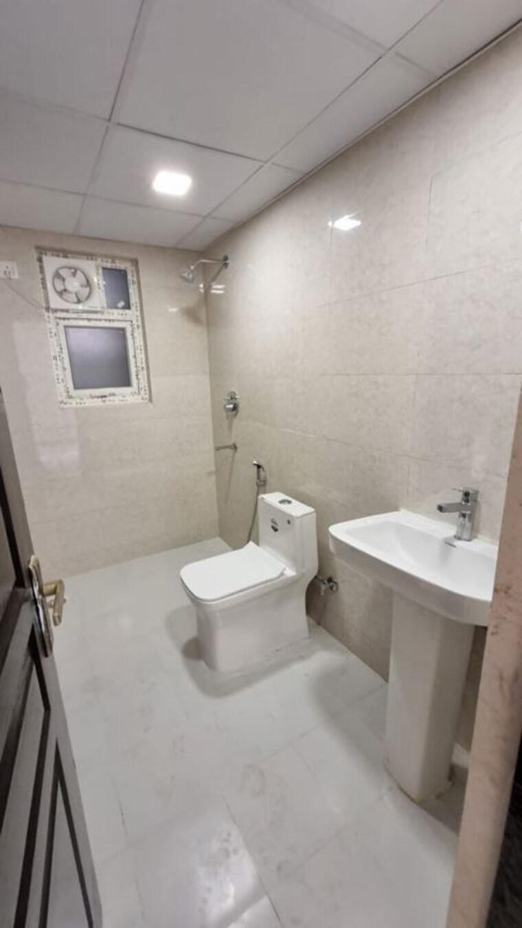 Bathroom, logix-blossom-county 2.5 Bedroom 1200 Sq.Ft. Apartment In Sector 137 Noida 10019993