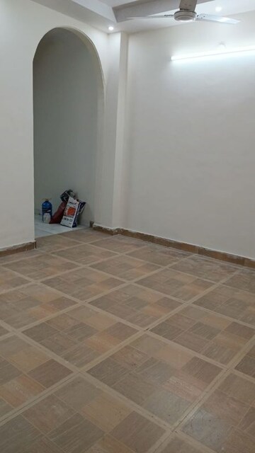 Room in 2 BHK Apartment at Aliganj – for Rent