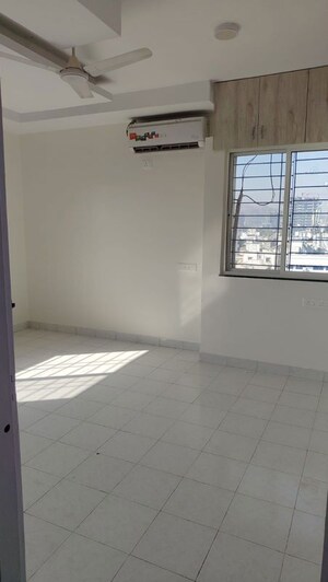 Room in 2 BHK Apartment at Kumar Padmalaya, Aundh – for Rent