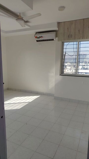 Room in 2 BHK Apartment at Kumar Padmalaya, Aundh – for Rent