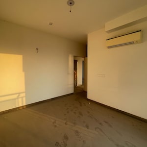 Room in 3 BHK Apartment at Conscient Heritage Max, Sector 102 – for Rent