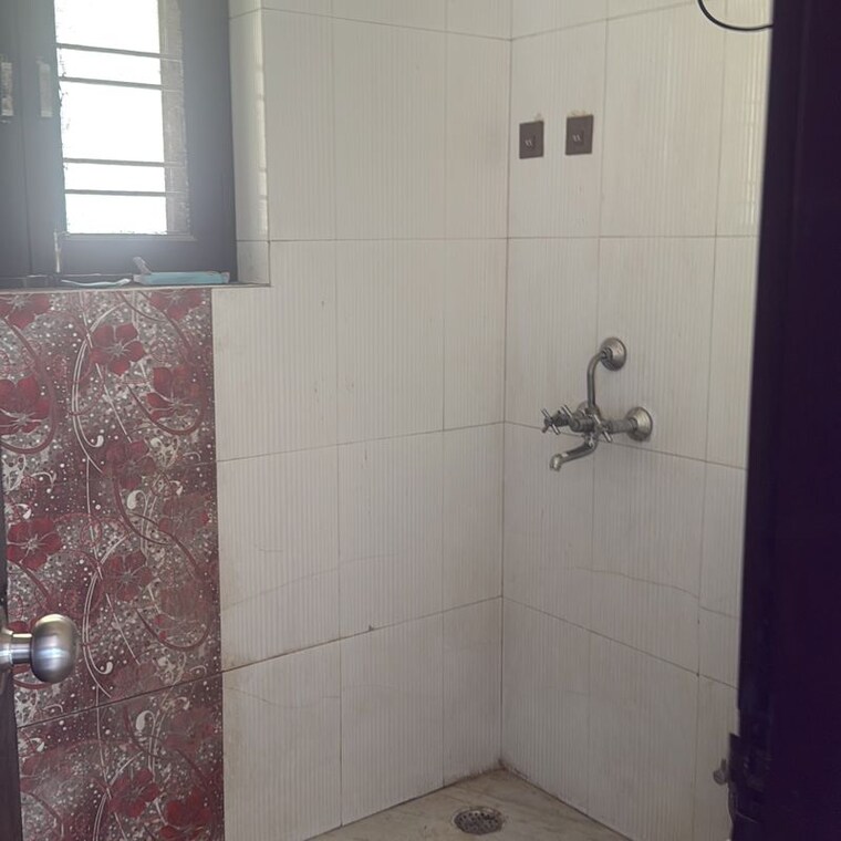 Bathroom, palam-vihar-residents-association 1.5 Bedroom 700 Sq.Ft. Builder Floor In Palam Vihar Gurgaon 10020316