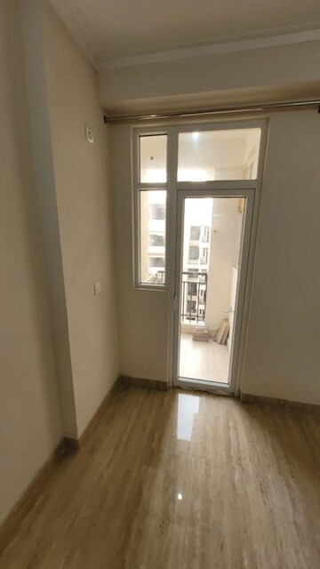 Room in 2 BHK Apartment at Amrapali Golf Homes, Sector 4 Greater Noida – for Rent