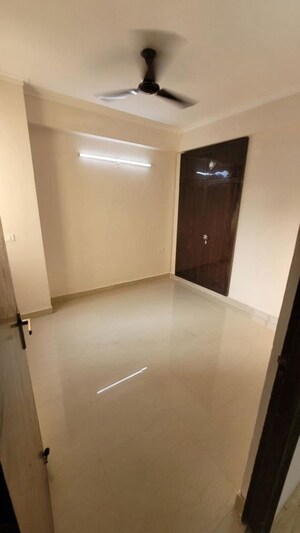 Room in 2 BHK Apartment at Amrapali Golf Homes, Sector 4 Greater Noida – for Rent