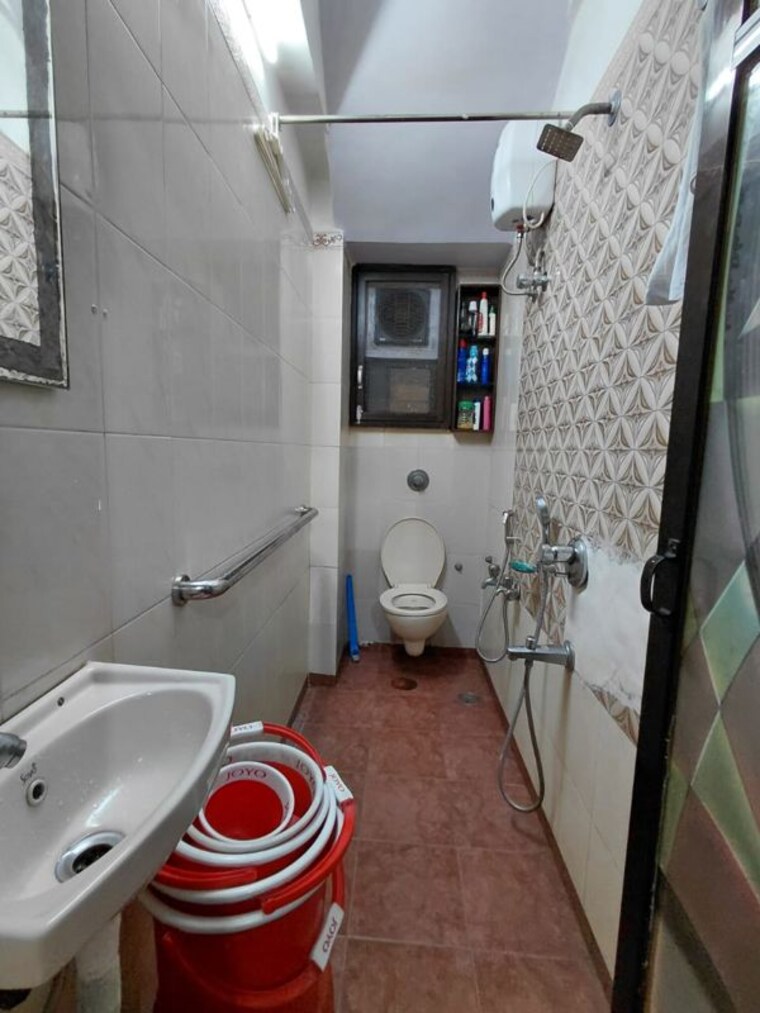 Bathroom, dadarkar-building 1 Bedroom 450 Sq.Ft. Apartment In Dadar West Mumbai 10020376