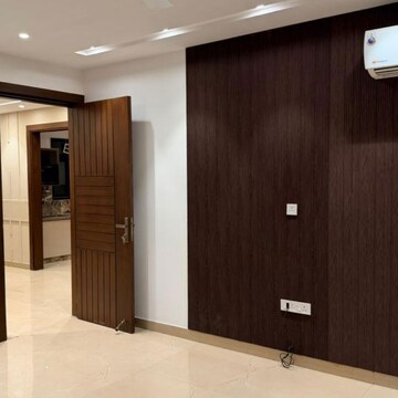 Room in 3 BHK Builder Floor at Sector 54 – for Rent