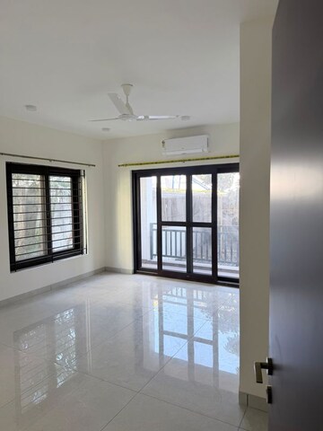 Room in 3 BHK Apartment at Cooke Town – for Rent
