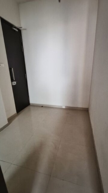 Room in 3.5 BHK Apartment at Celestia Spaces, Parel – for Rent
