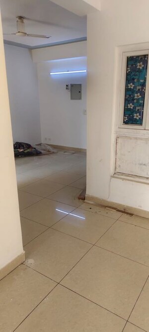 Room in 4 BHK Apartment at Amrapali Heartbeat City, Sector 107 – for Rent