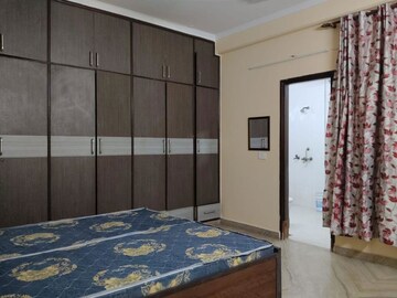Room in 3 BHK Builder Floor at Sector 50 – for Rent
