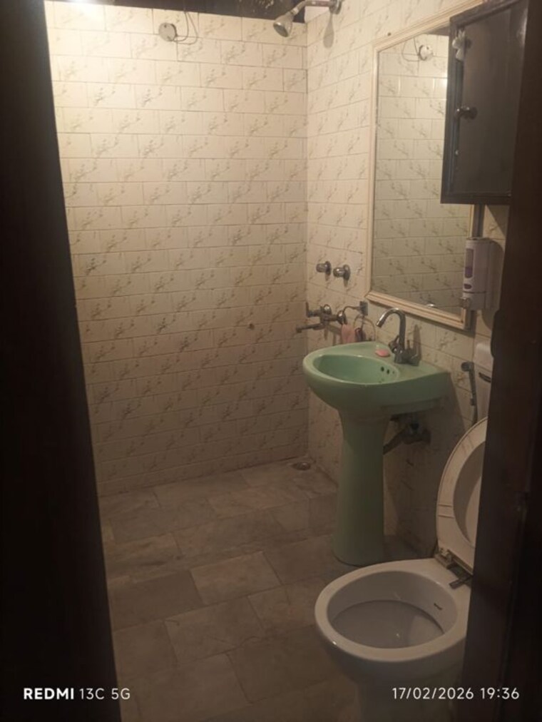 Bathroom, malviya nagar 3 Bedroom 150 Sq.Yd. Builder Floor In Malviya Nagar Delhi 10020652