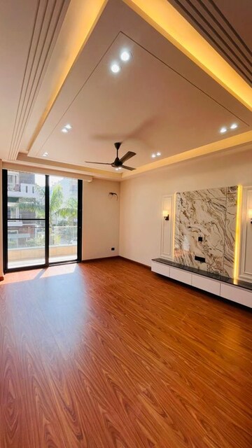 Room in 3 BHK Builder Floor at BPTP Green Oaks, Sector 70a – for Sale