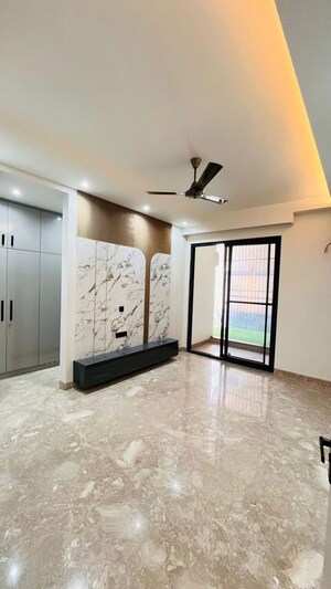 Room in 3 BHK Builder Floor at BPTP Green Oaks, Sector 70a – for Sale