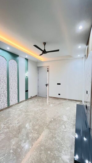Room in 3 BHK Builder Floor at BPTP Green Oaks, Sector 70a – for Sale