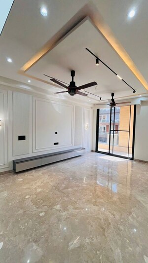 Room in 3 BHK Builder Floor at BPTP Green Oaks, Sector 70a – for Sale