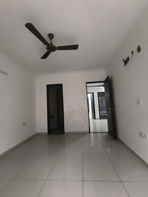 Room in 3 BHK Apartment at Green Valley Residencia, Ghazipur – for Rent